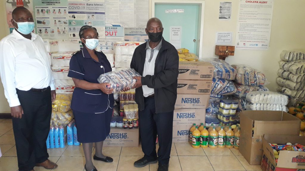 Ingutsheni Deputy Director of Procurement Mr T Makadho and PNO Miss E Kabwemba receive the donation. 